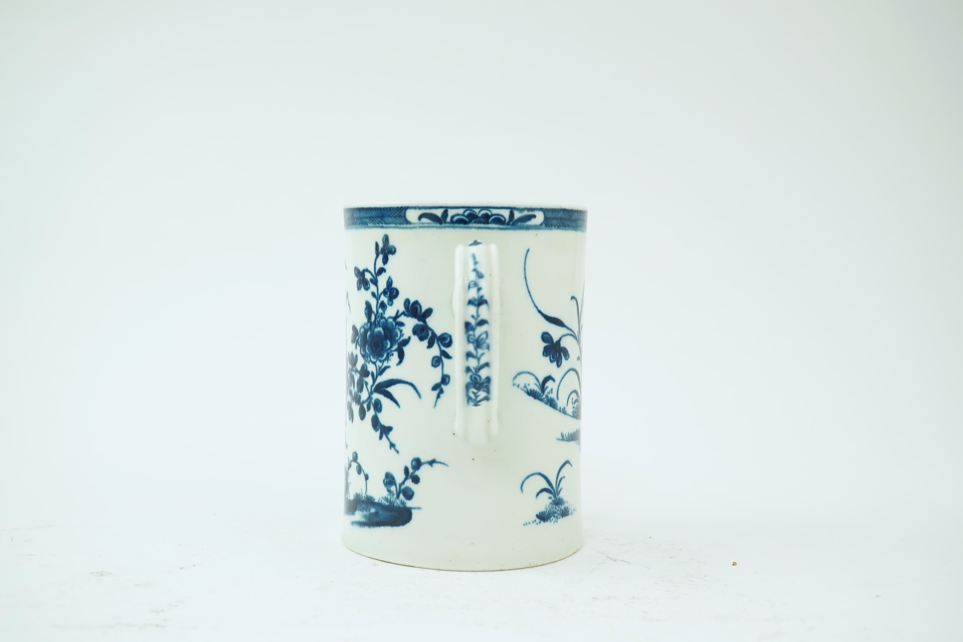 A Worcester blue and white mug decorated with the Candle Fence pattern, c.1760-1770